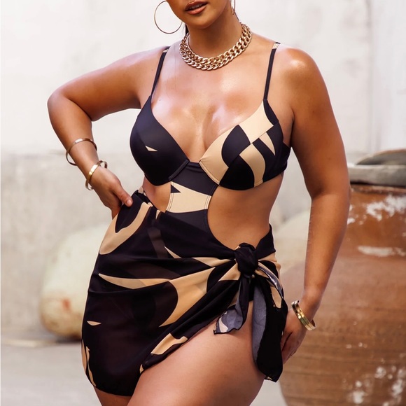 New beautiful one piece with cover size medium. - Picture 2 of 3